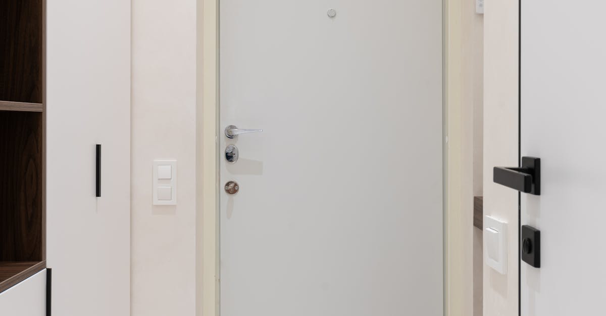 What is the difference between a walk-in closet and a walk-in wardrobe?